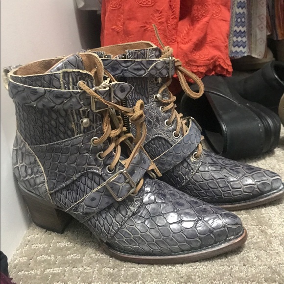 RARE brand new Freebird Fauna boots in stone - Picture 2 of 2